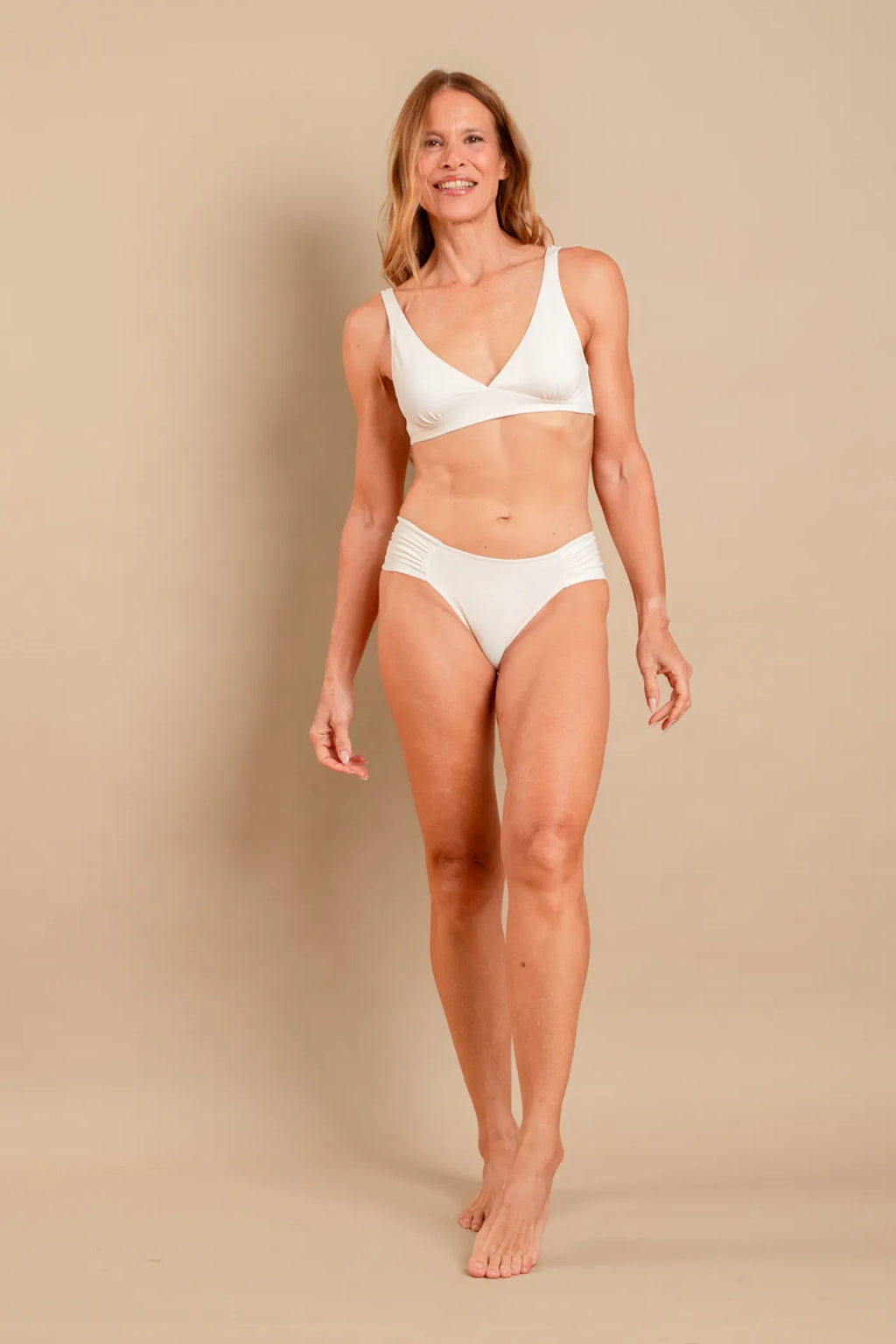 Fotografia de biquíni Cora na cor ecru off white, tecido texturizado premium, top com bojo removível e fecho metálico ouro free, marca Isa Rodrigues Resortwear. Foto Frente