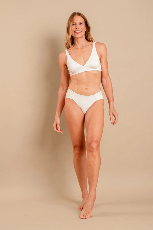 Fotografia de biquíni Cora na cor ecru off white, tecido texturizado premium, top com bojo removível e fecho metálico ouro free, marca Isa Rodrigues Resortwear. Foto Frente