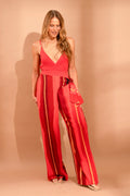 Fotografia de calça modelo pareô pantalona ampla na cor terracota lisa, fecho elegante com laço na cintura, pernas transpassadas e soltas, marca Isa Rodrigues Resortwear. Frente