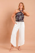 Fotografia de calça feminina ampla de linho misto na cor sla, detalhe de abertura nas pernas e bainha arredondada, estilo easy chic, marca Isa Rodrigues Resortwear. Foto Frente
