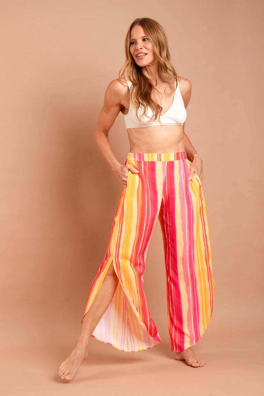 Fotografia de calça feminina ampla com padronagem autoral Estampa Solar, modelagem easy chic com cós liso e fluidez nas pernas, marca Isa Rodrigues Resortwear. Foto frente