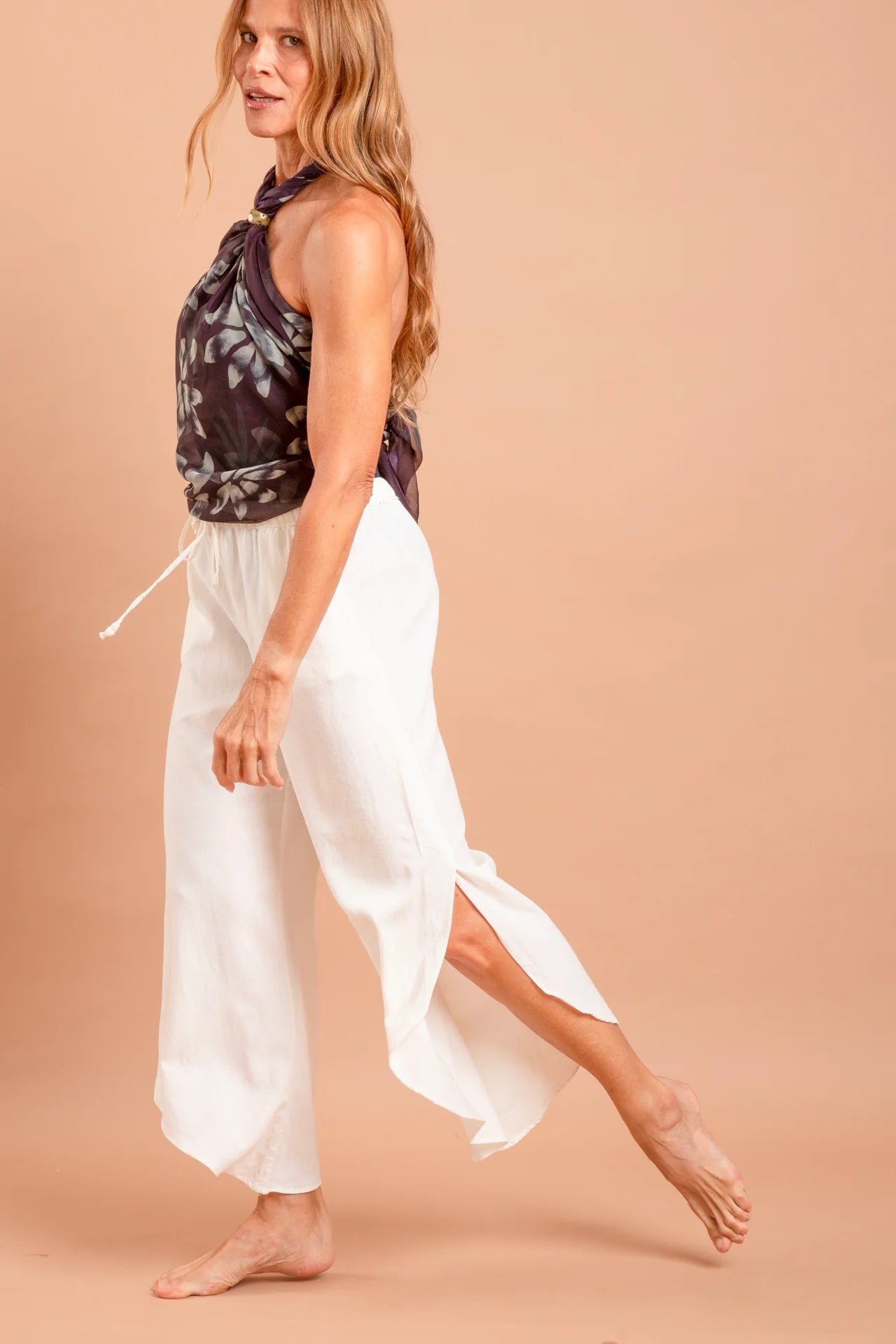 Fotografia de calça feminina ampla de linho misto na cor sla, detalhe de abertura nas pernas e bainha arredondada, estilo easy chic, marca Isa Rodrigues Resortwear. Foto Lado