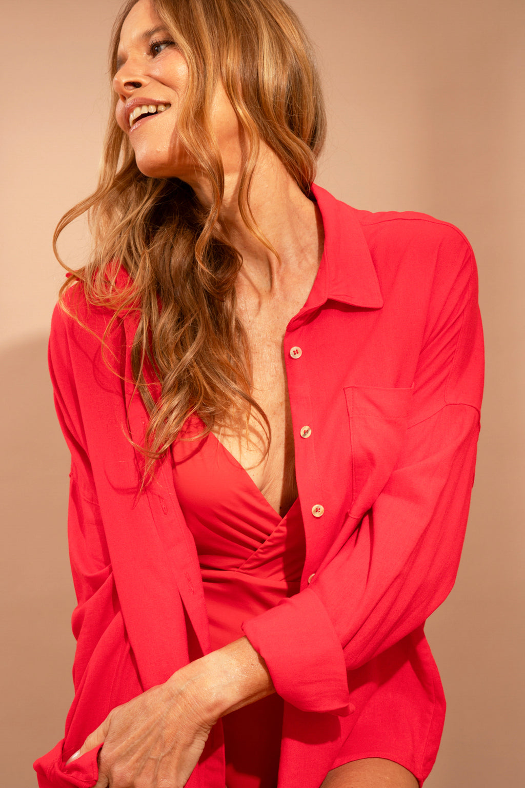 Fotografia de camisão Lizy em estampa flor vermelho tomate, fechamento frontal solto com botões finos, ombros deslocados e decote elegante nas costas, marca Isa Rodrigues Resortwear.
