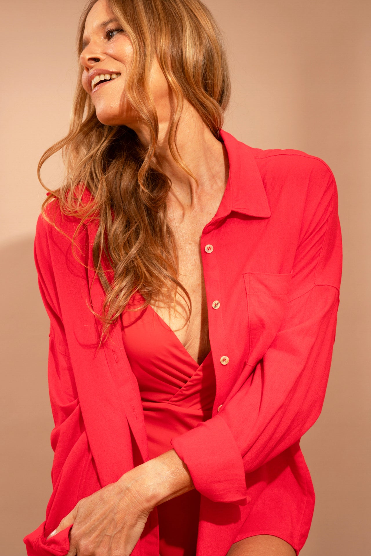 Fotografia de camisão Lizy em estampa flor vermelho tomate, fechamento frontal solto com botões finos, ombros deslocados e decote elegante nas costas, marca Isa Rodrigues Resortwear.