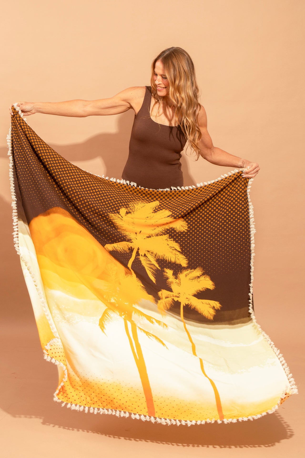 Fotografia de canga de praia premium grande de 1,40x1,40m lisa na cor duna bege claro, feita inteiramente de viscose com toque macio e bordas limpas, marca Isa Rodrigues Resortwear.