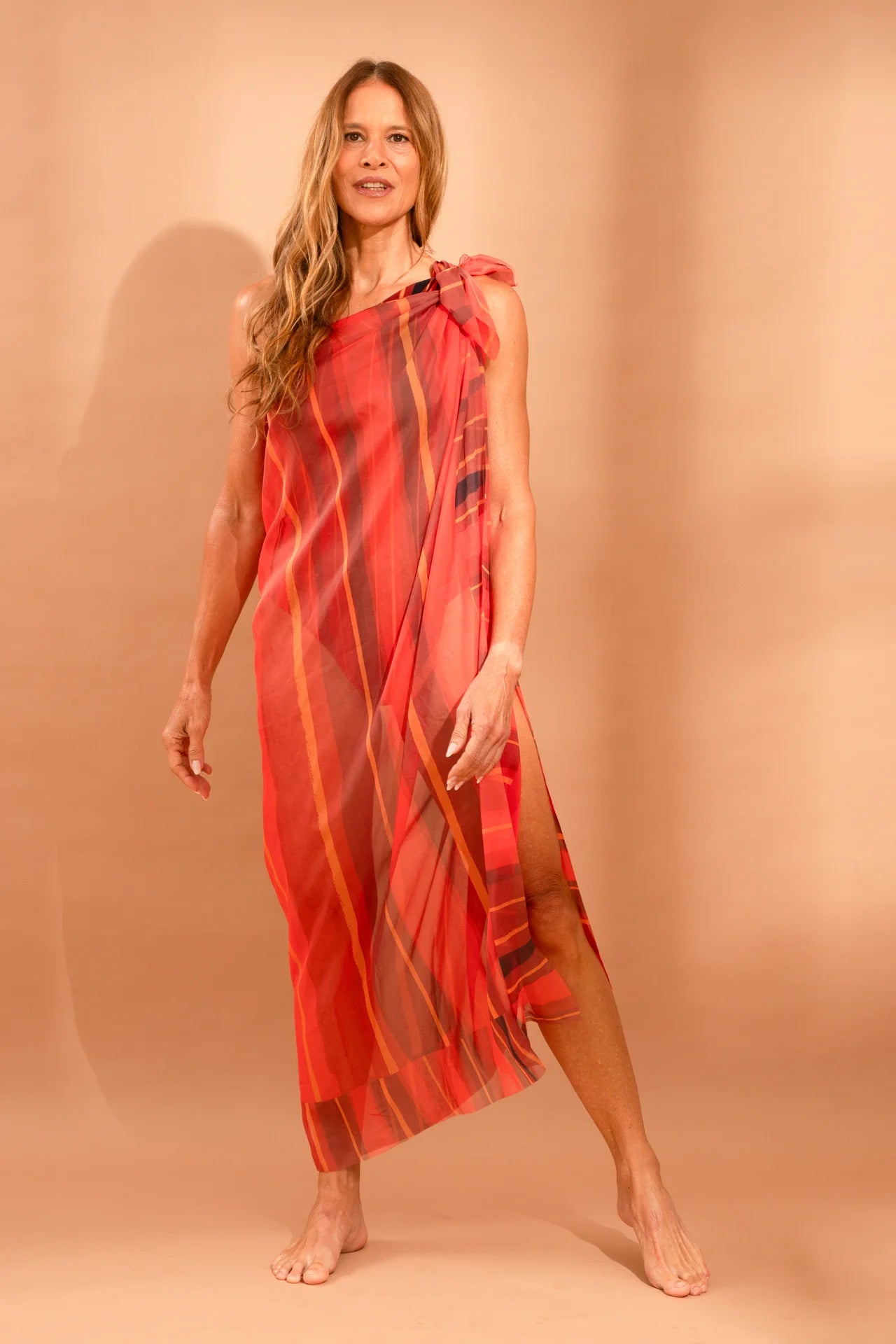 Fotografia de lenço fluido formato amplo de 1,40m estampa listrada em tons de terroza marrom quente, perfeito para moda praia resort, marca Isa Rodrigues Resortwear.