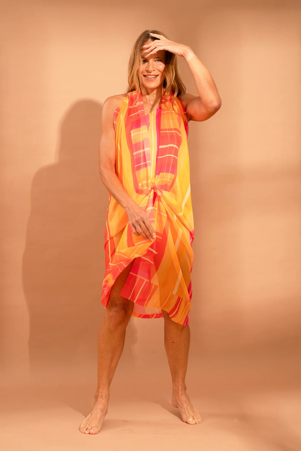 Fotografia de lenço fluido formato amplo de 1,40m estampa listrada em tons de terroza marrom quente, perfeito para moda praia resort, marca Isa Rodrigues Resortwear. Frente