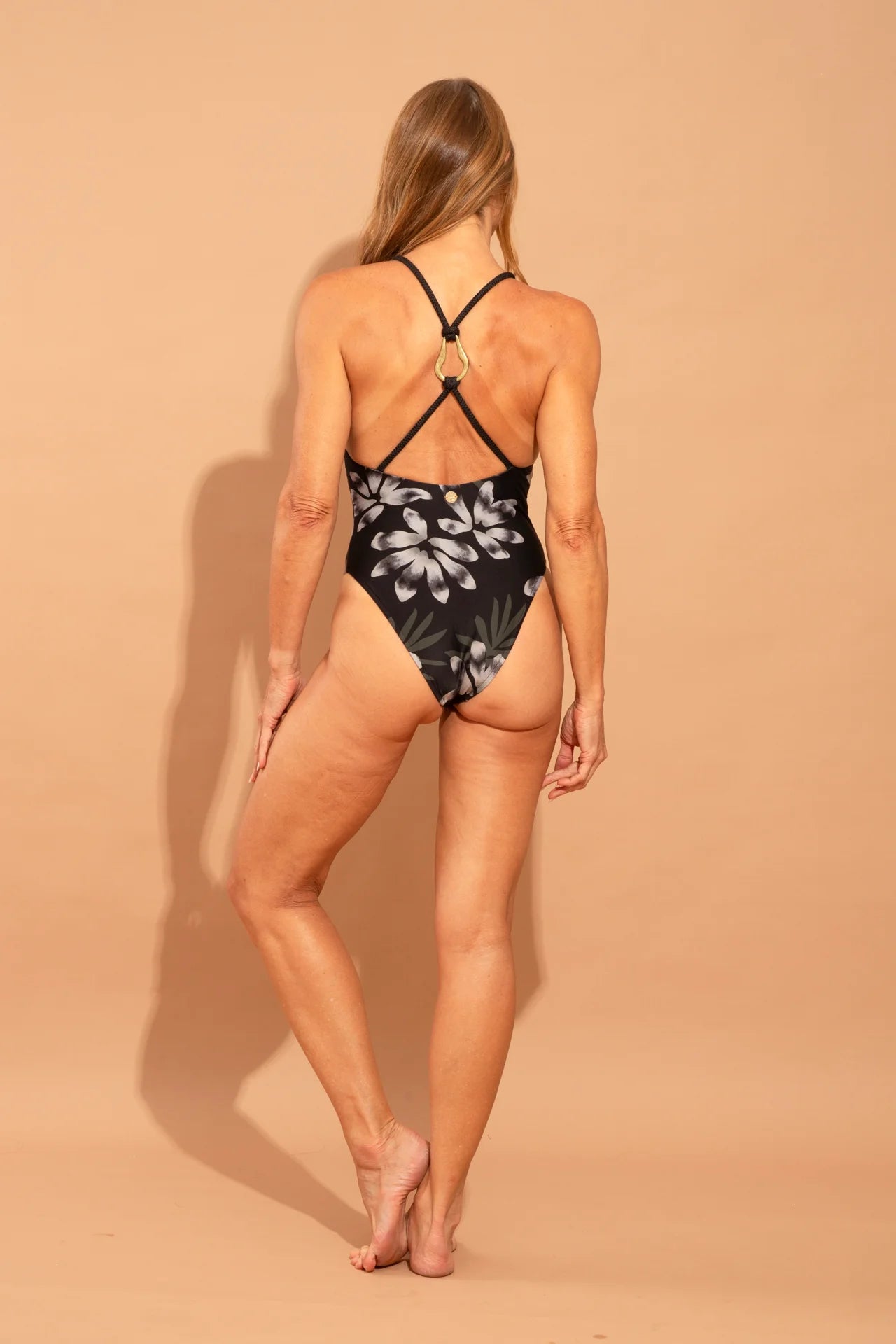 Fotografia de maiô de luxo Paula em estampa floral preto noir chique, com cortes que definem a silhueta em poliamida com dupla camada, marca Isa Rodrigues Resortwear.