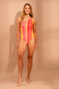 Fotografia de maiô Malu de um ombro só com estampa listra solar em amarelo, detalhe sofisticado de nó fixo, modelagem orgânica e clean, marca Isa Rodrigues Resortwear. Foto de frente