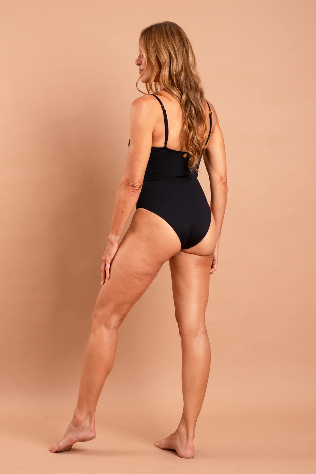 Fotografia de maiô Brisa liso na cor preta, decote V transpassado com drapeado esculpindo o corpo, alças finas e ferragens ouro free, marca Isa Rodrigues Resortwear Verso Costas