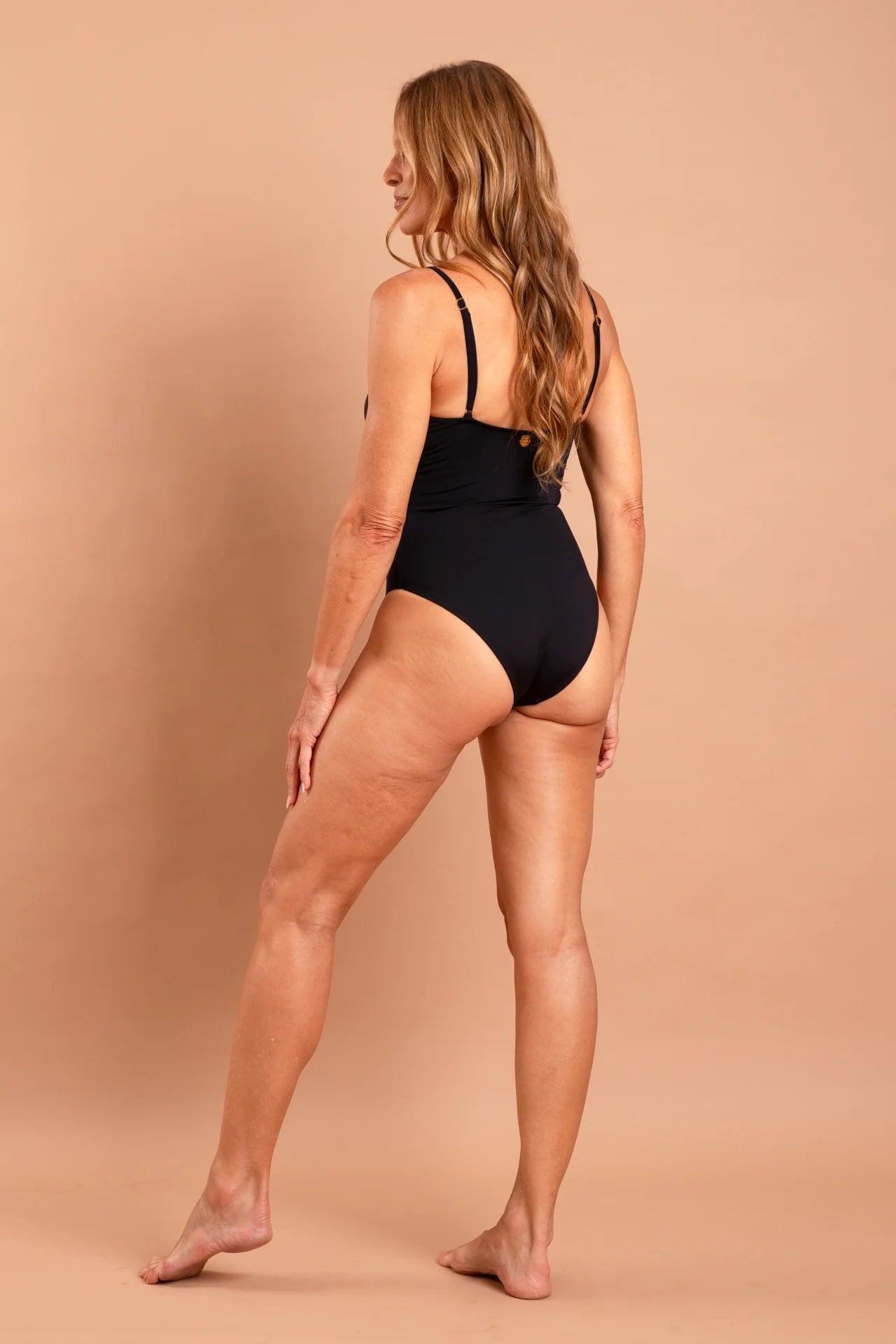 Fotografia de maiô Brisa liso na cor preta, decote V transpassado com drapeado esculpindo o corpo, alças finas e ferragens ouro free, marca Isa Rodrigues Resortwear Verso Costas