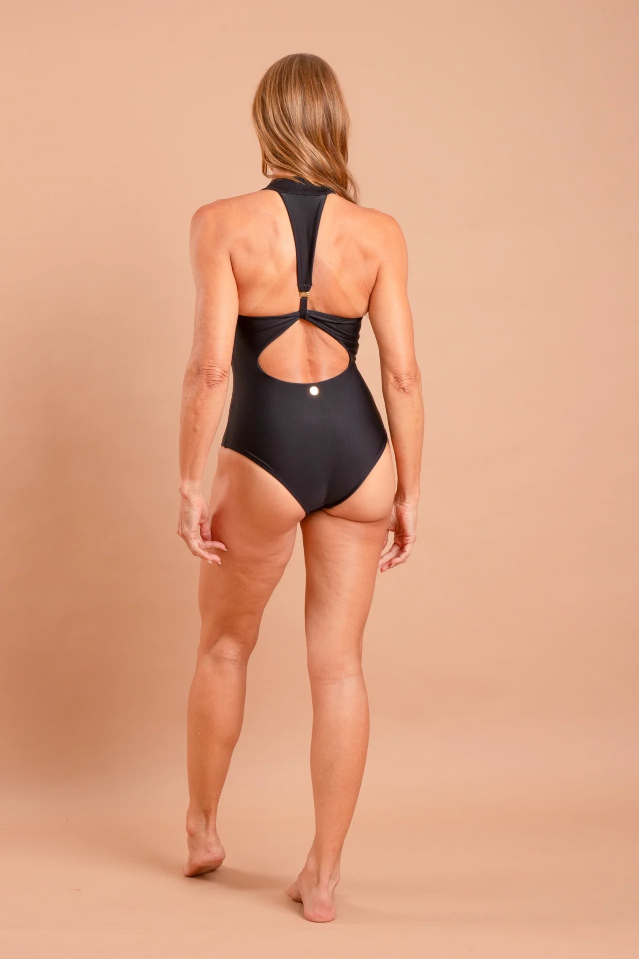 Fotografia de maiô esportivo Helena na cor preta, decote com elástico embutido, modelagem confortável para esportes na água, marca Isa Rodrigues Resortwear. Costas