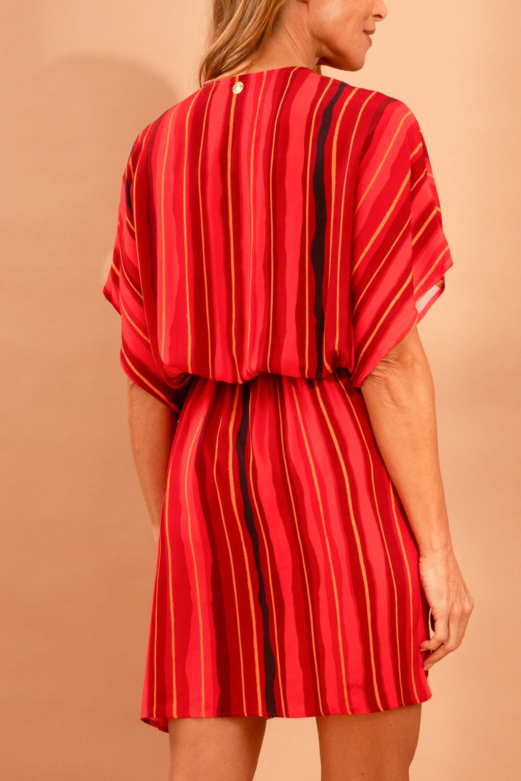 Fotografia de saída de praia feminina modelo transpassado em viscose, estampa autoral listrada exclusiva na cor terroza, decote em V, mangas leves com amarração lateral, marca Isa Rodrigues Resortwear.