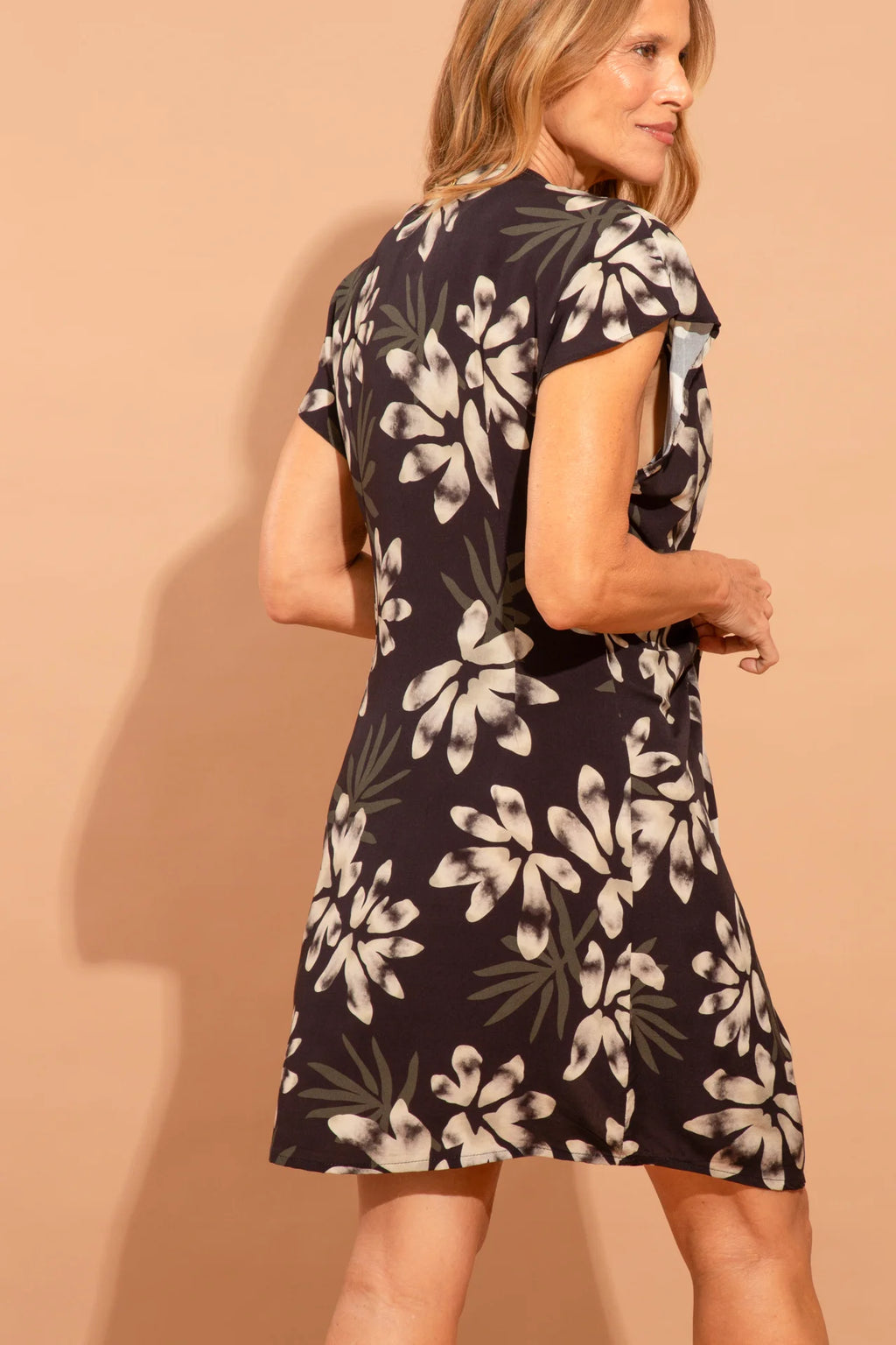 Fotografia de saída de praia tipo robe Mônica com estampa flor preta noir, mangas frescas de viscose, fechamento frontal delicado na cintura, marca Isa Rodrigues Resortwear.